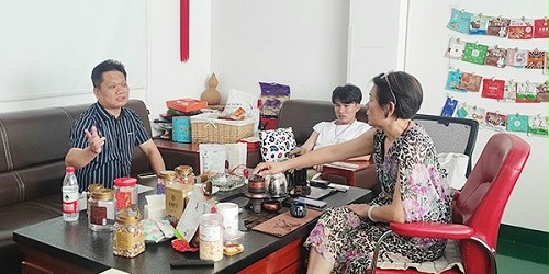 东莞李总在7月10号光临森林老爹了解坚果贴牌