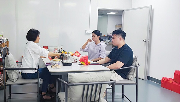 森林老爹坚果代工厂与徐总洽淡坚果代加工