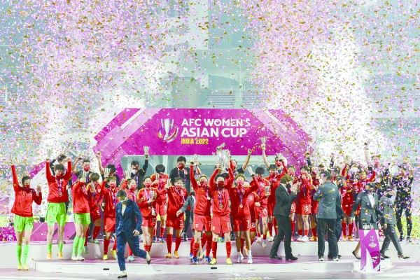 6日，中国女足以3比2战胜韩国队，夺得亚洲杯冠军。图为中国女足队员在颁奖仪式上欢呼庆祝。