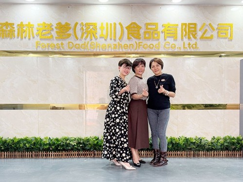 近日郑总和洪总光临“森林老爹”进行坚果团购定制的治谈