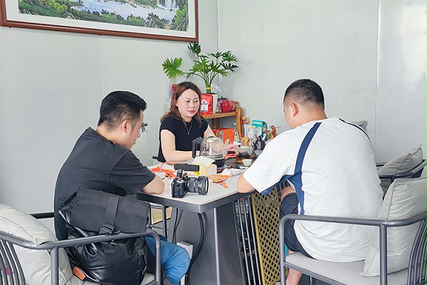 森林老爹坚果代工厂与张总洽淡坚果礼盒定制