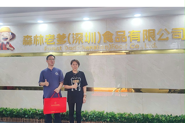 森林老爹坚果厂杨总与袁总洽谈中秋礼盒定制