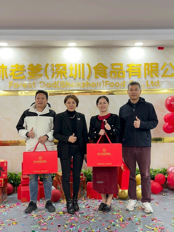 深圳方总和潘小姐携手先生于3月30日亲临森林老爹坚果厂