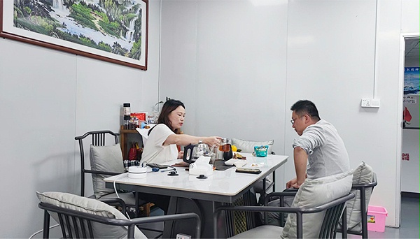 森林老爹坚果代工厂与谢总洽淡坚果年货礼盒定制